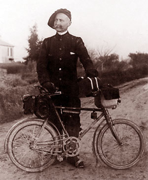 Photo of Vélocio standing with his touring bike